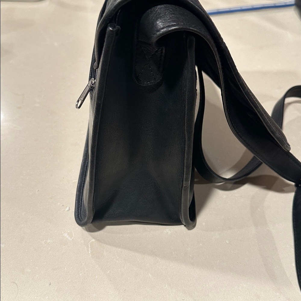 Sleek Black Leather Shoulder Bag - Picture 6 of 6